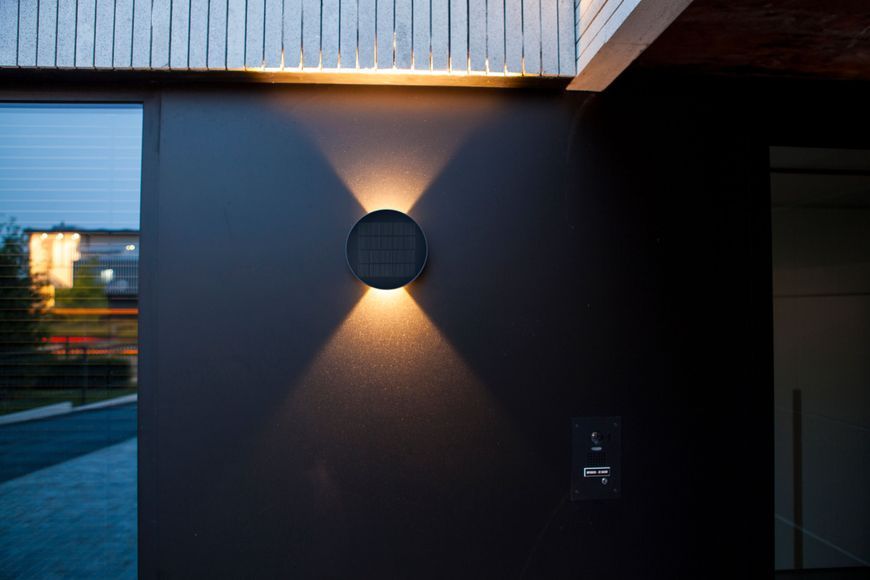 Світильник вуличний настінний із сонячною панеллю Lutec Belka Solar Hybrid Led Wall Up&Down 2 Light Dark Grey 3000K Solar 6915601335 фото